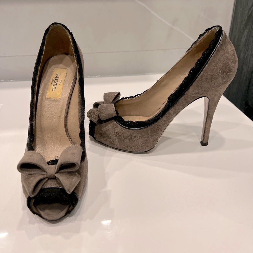 Valentino peep toe lace and bow detail suede pump 36.5